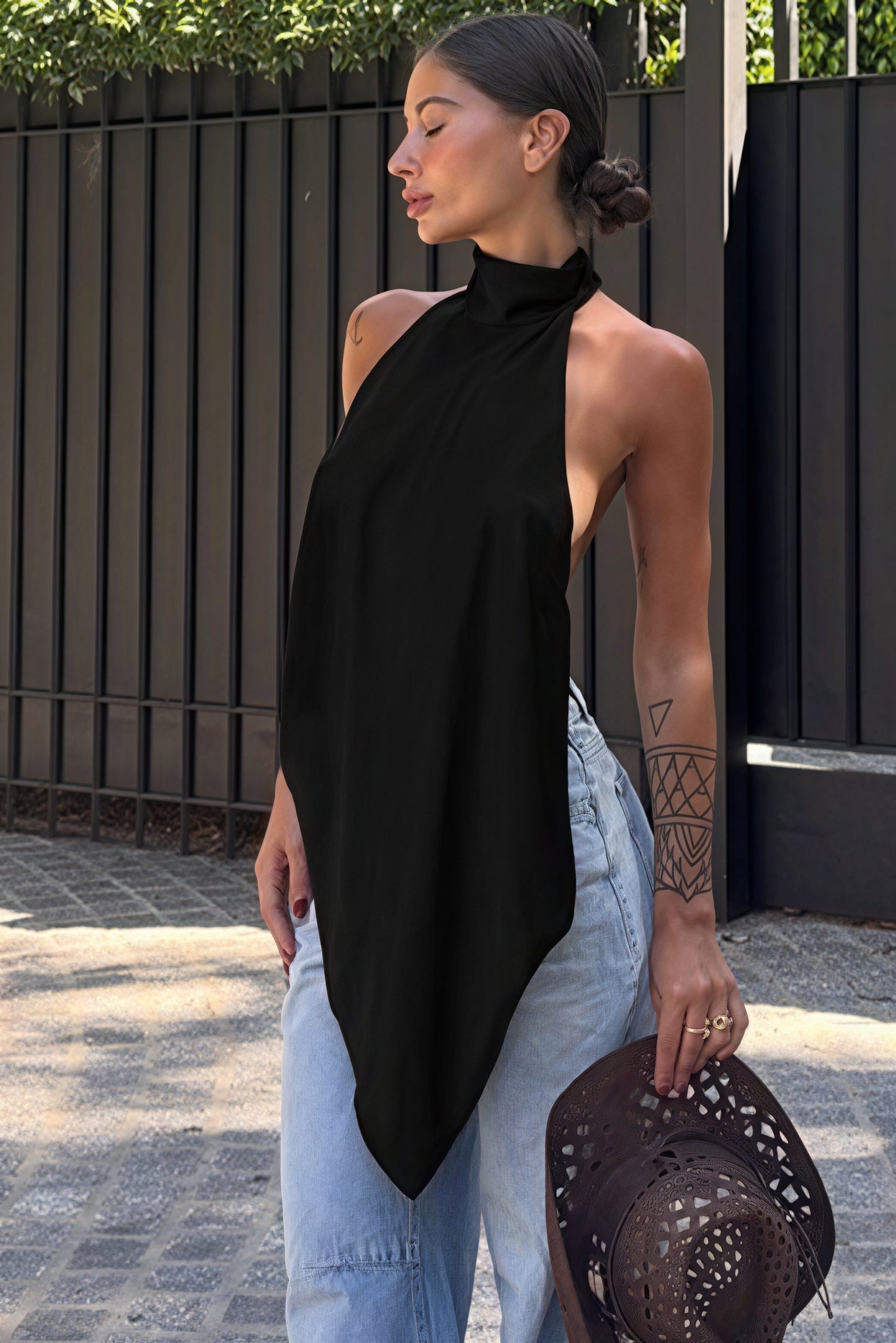 Top halter sin espalda de dobladillo irregular, suelto y ondulado