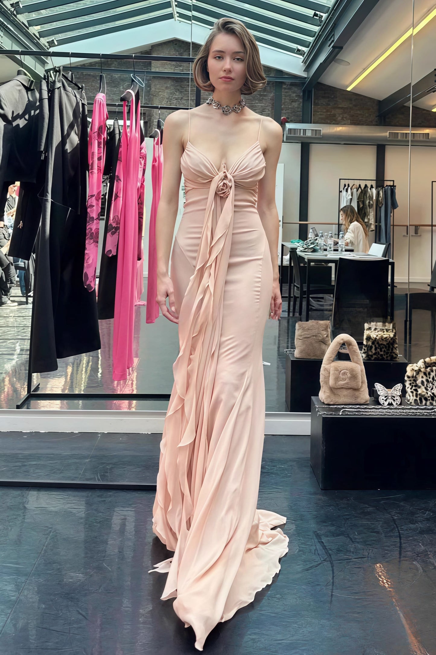 Vestido maxi sin espalda con tirantes finos y rosas 3D