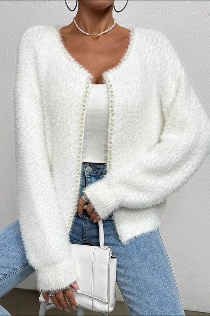 Elegante suéter de punto con cuello de pico y perlas