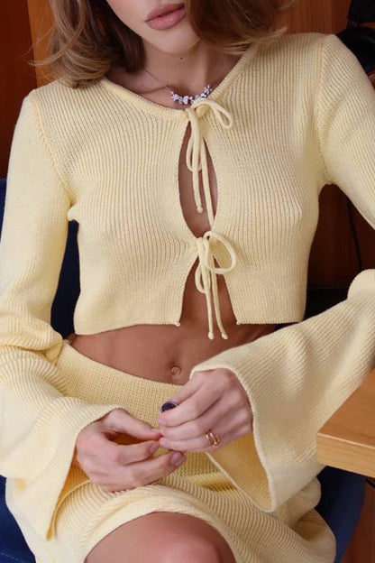 Vestido de dos piezas de cárdigan y vestido sin mangas con mangas acampanadas