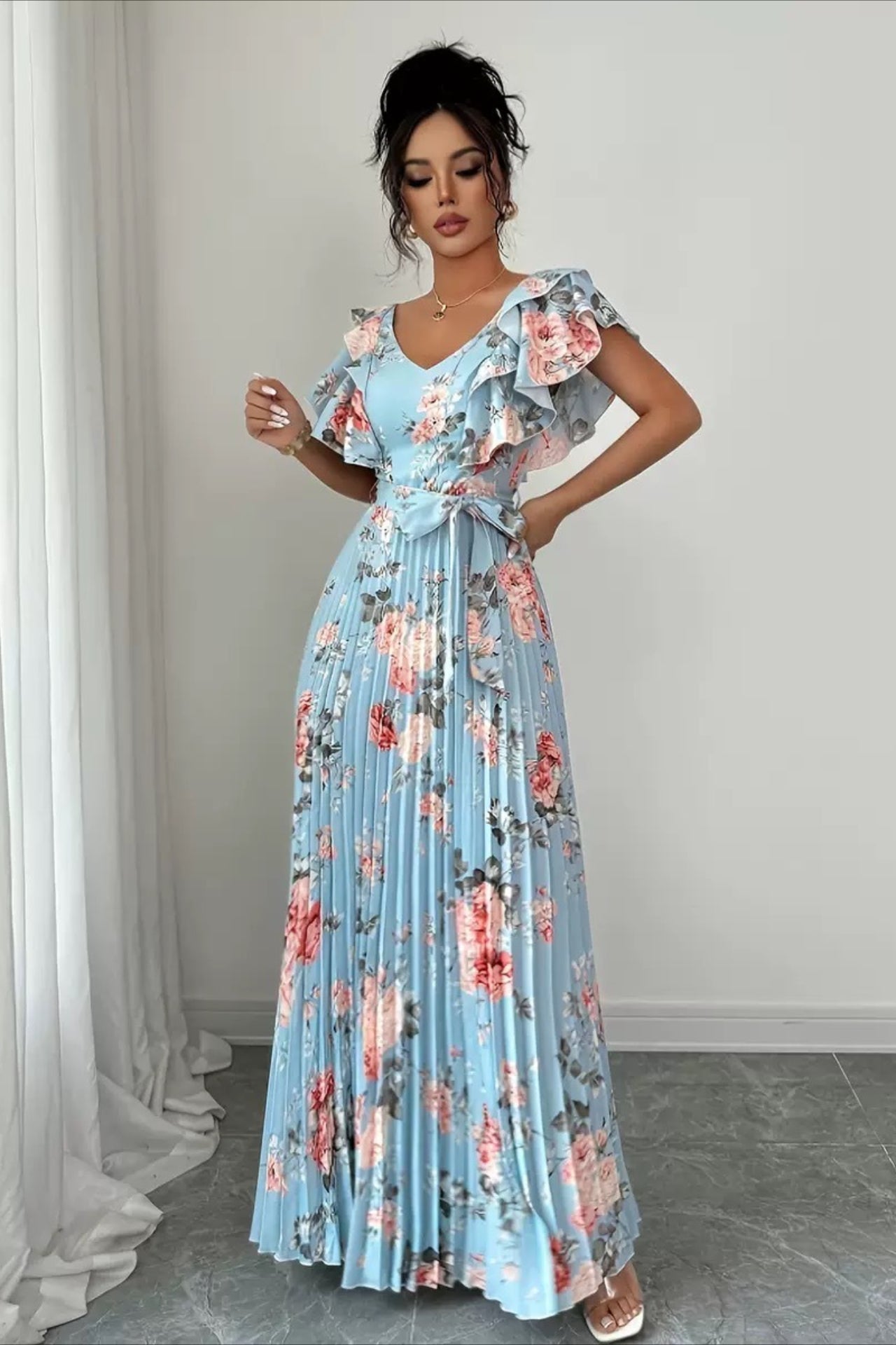 Vestido largo elegante plisado con cuello en V, estampado floral y manga con volantes