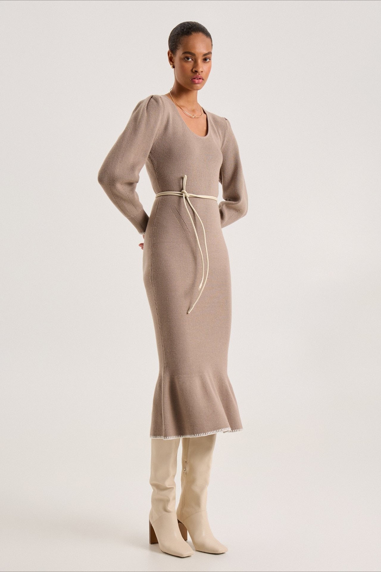 Vestido de suéter con volantes y ribete en contraste