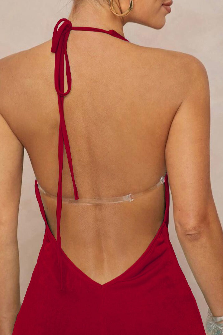 Vestido maxi sin espalda con cuello halter en V profundo y fruncido con adornos metálicos