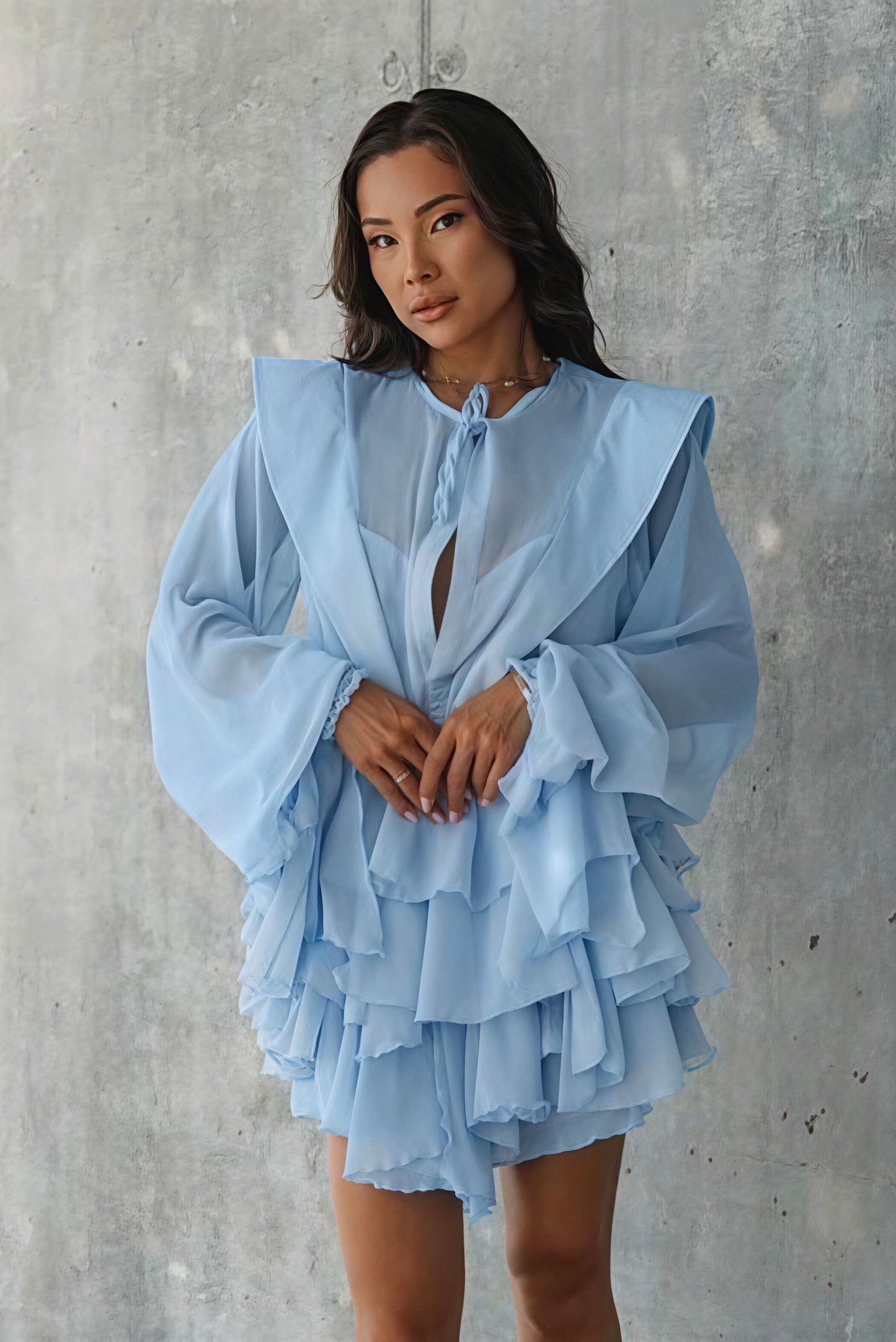 Minivestido escalonado de malla transparente con lazo y manga larga