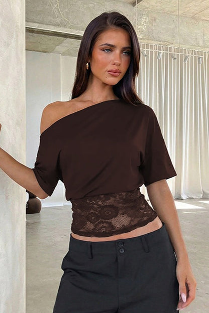 Camiseta corta asimétrica con hombros descubiertos y encaje en la cintura