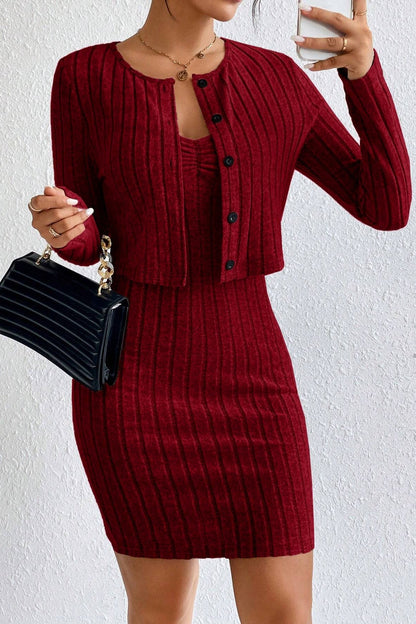 Elegante conjunto de dos piezas: cárdigan corto y vestido ceñido.