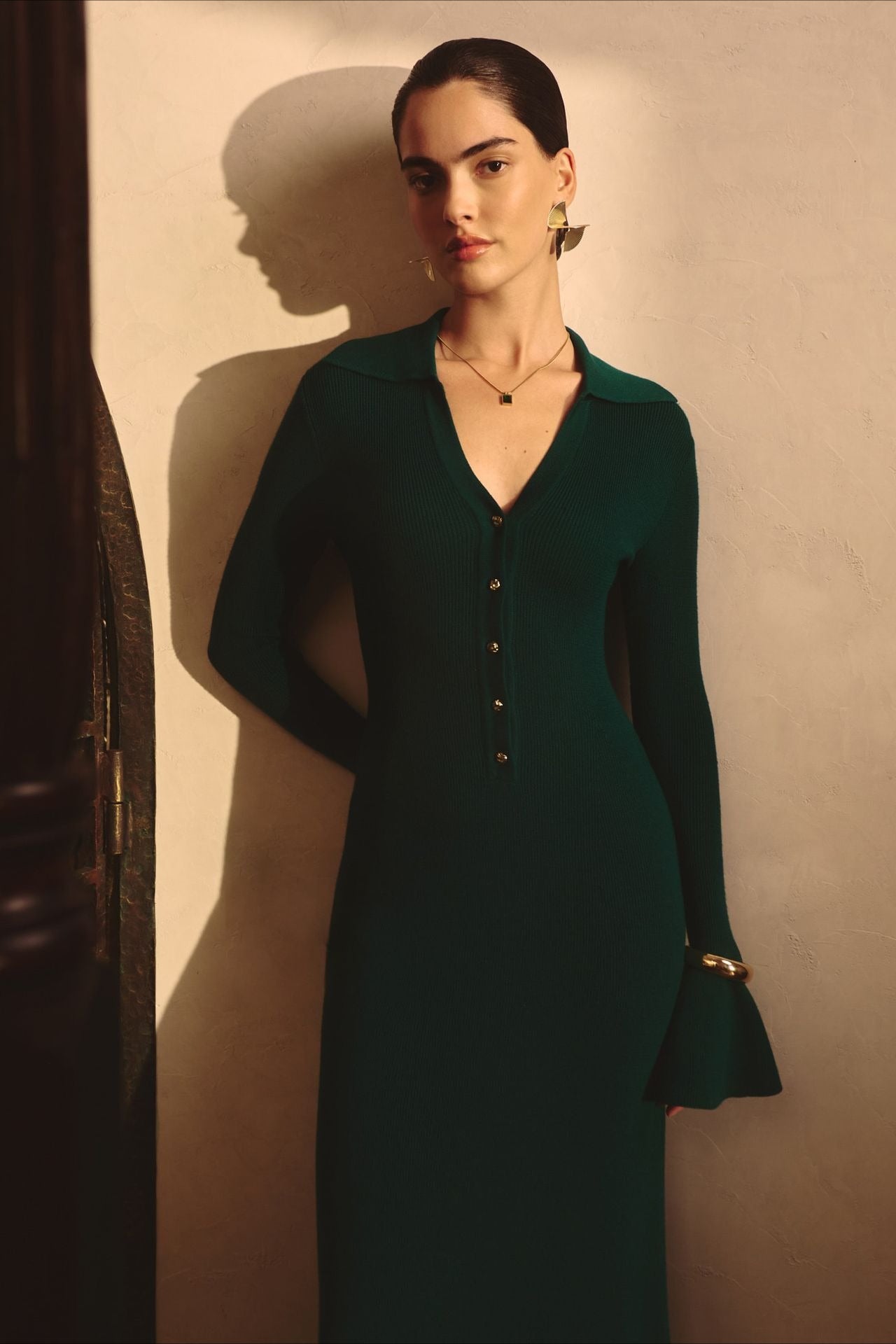 Vestido de punto elegante con cuello