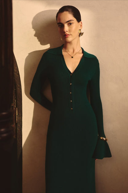 Vestido de punto elegante con cuello