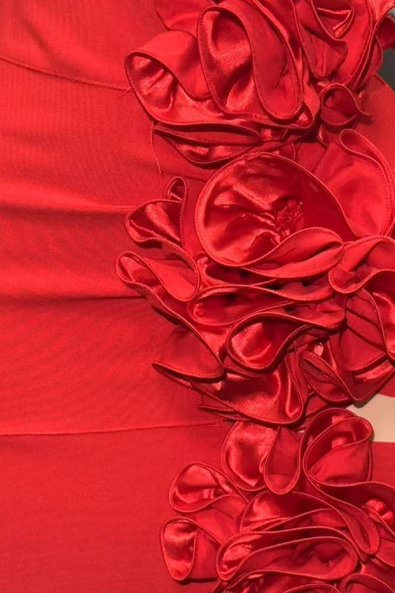 Vestido de fiesta ajustado con aberturas florales rojas