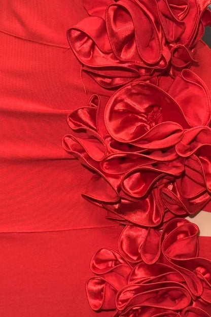 Vestido de fiesta ajustado con aberturas florales rojas