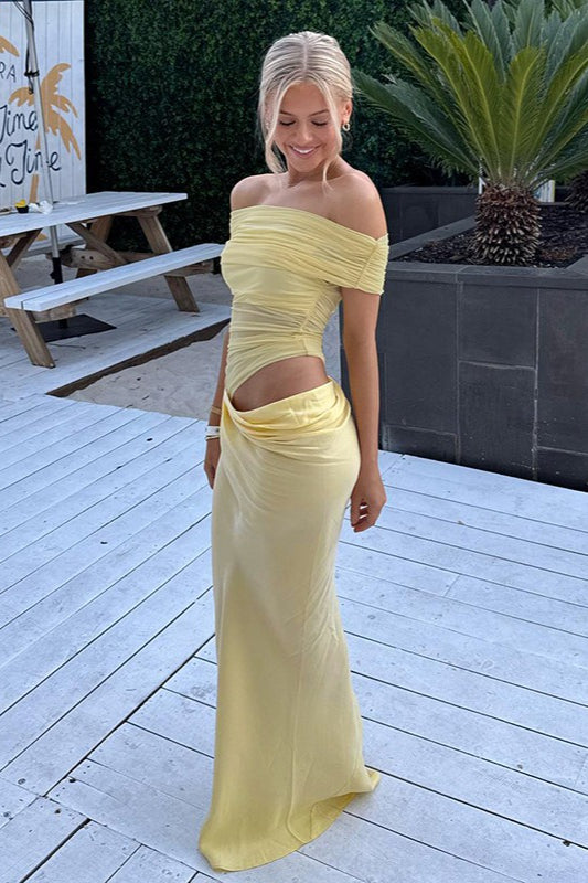 Vestido largo con hombros descubiertos, paneles de tul fruncido y aberturas
