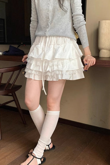 Minifalda blanca con volantes escalonados de talle alto y corte en A