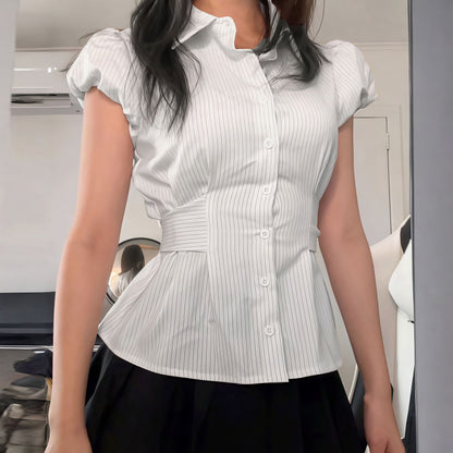 Blusa con cuello, rayas, botones y cintura anudada