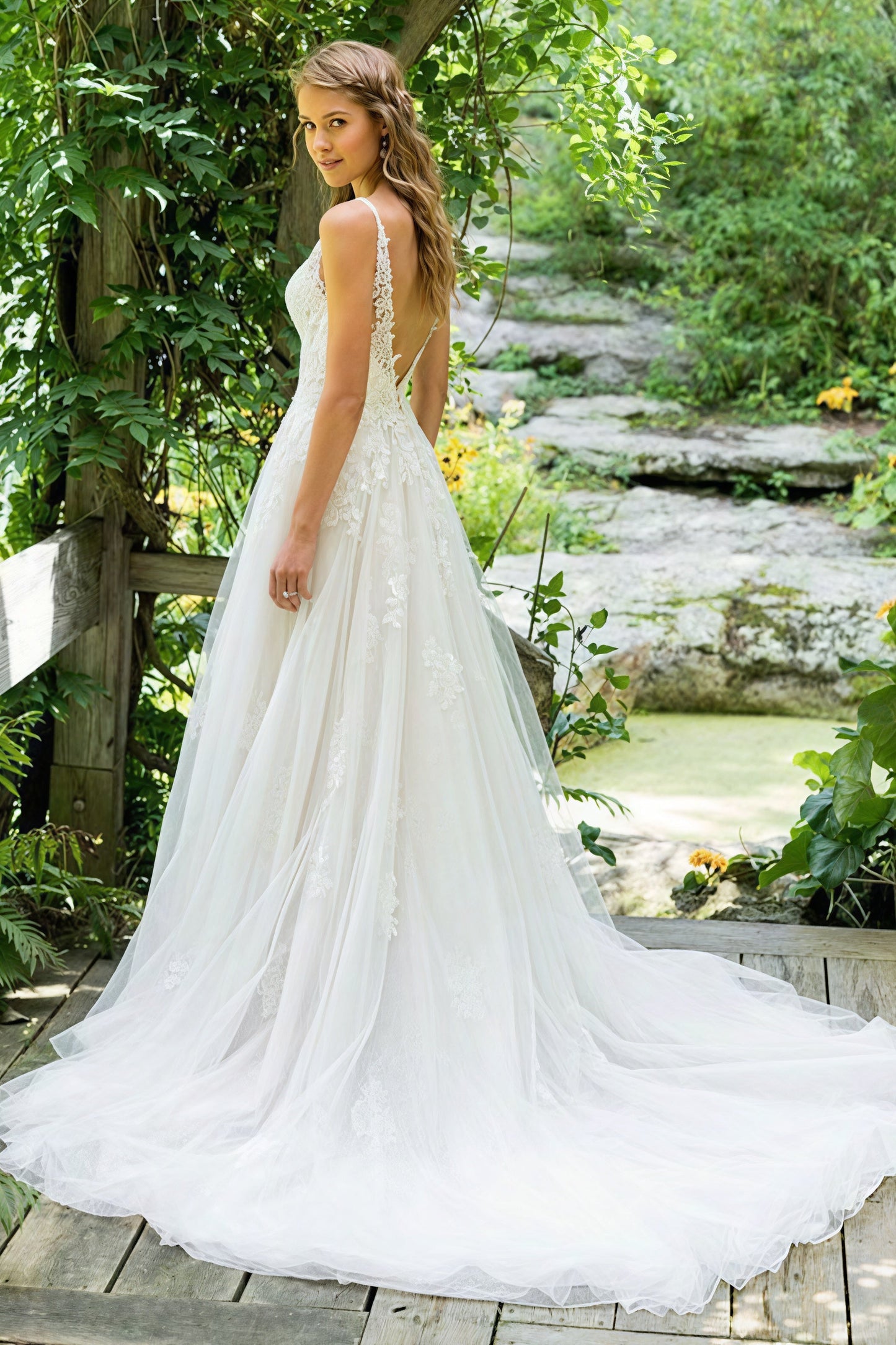 Vestido de novia de encaje con escote profundo en la espalda y cola