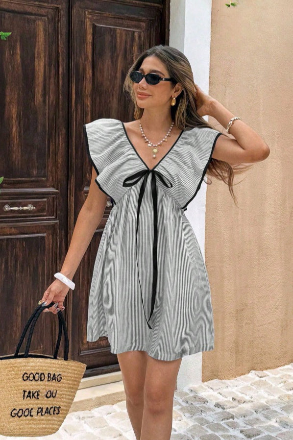 Minivestido con cuello en V a rayas y volantes en las mangas
