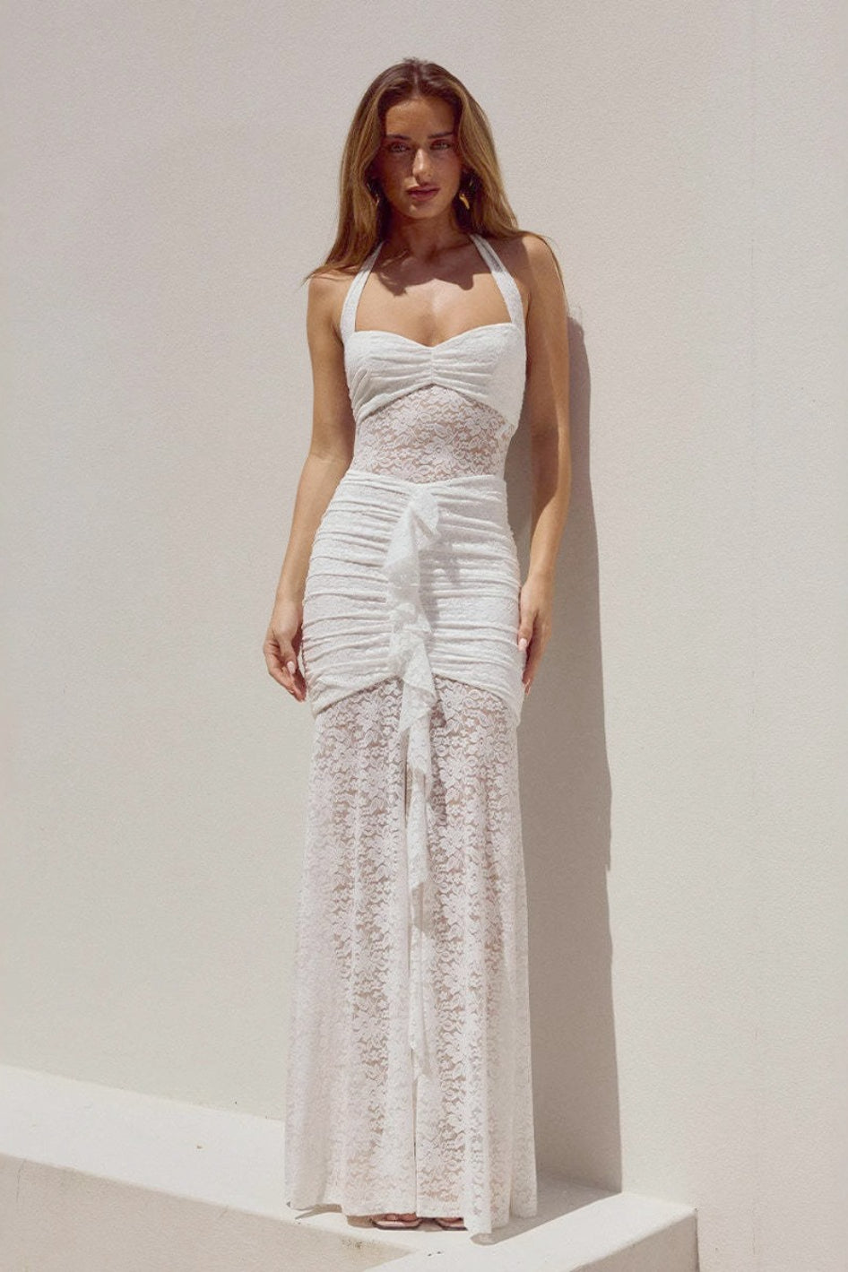 Vestido largo ajustado halter sin espalda con aberturas y encaje transparente