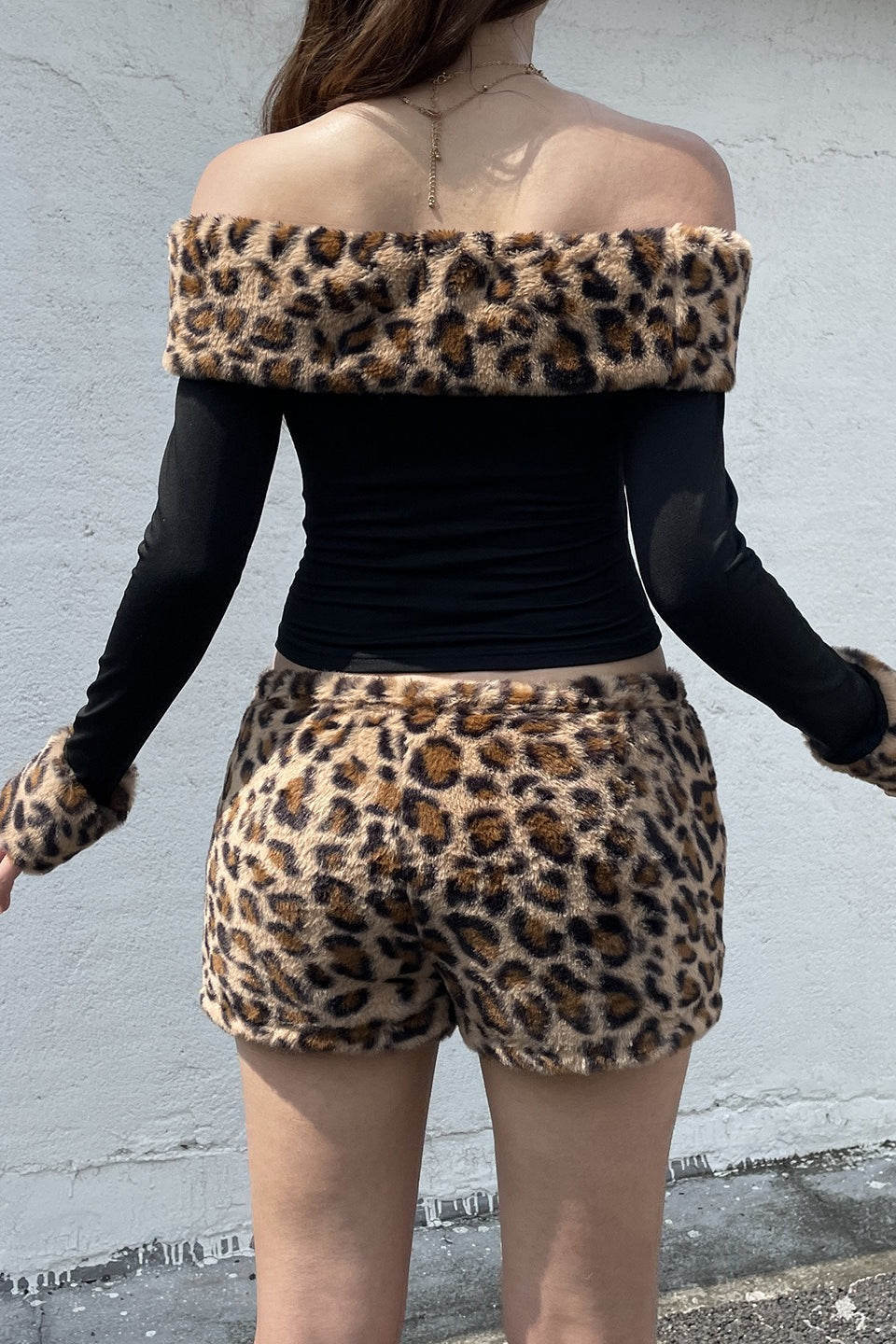 Conjunto de dos piezas de forro polar con estampado de leopardo y hombros descubiertos