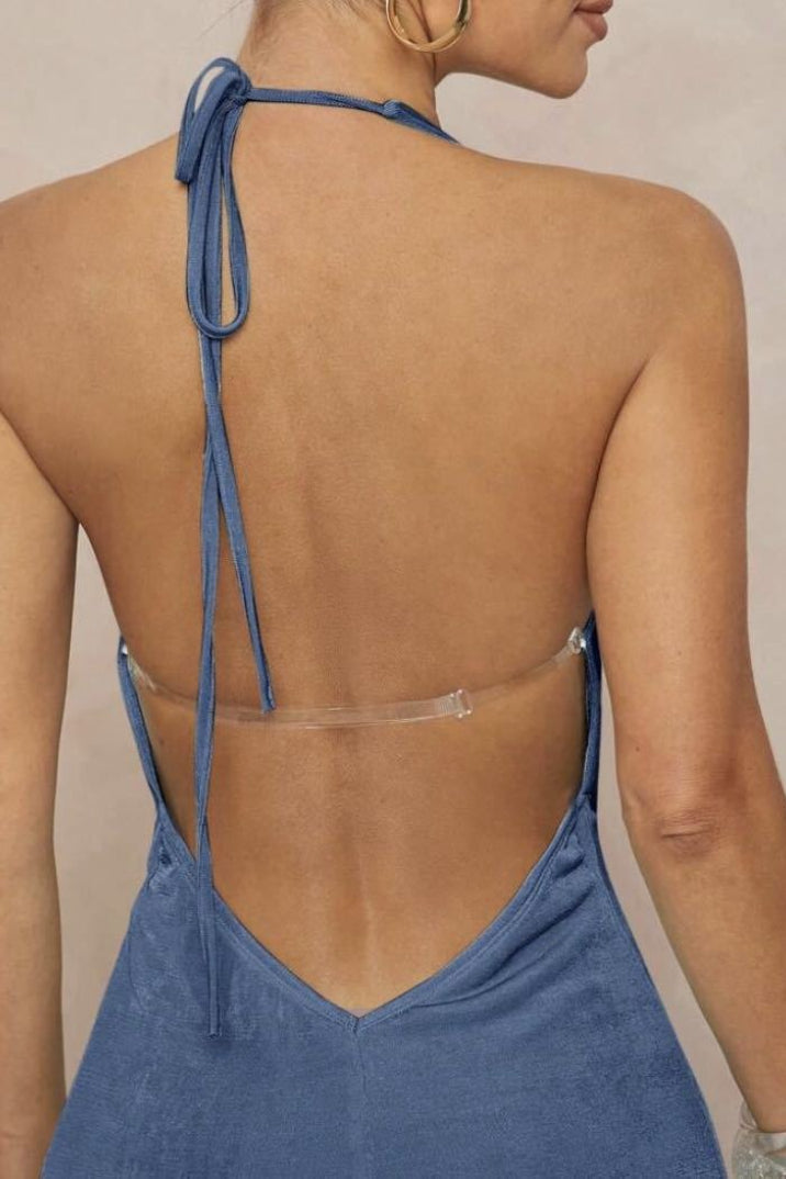 Vestido maxi sin espalda con cuello halter en V profundo y fruncido con adornos metálicos