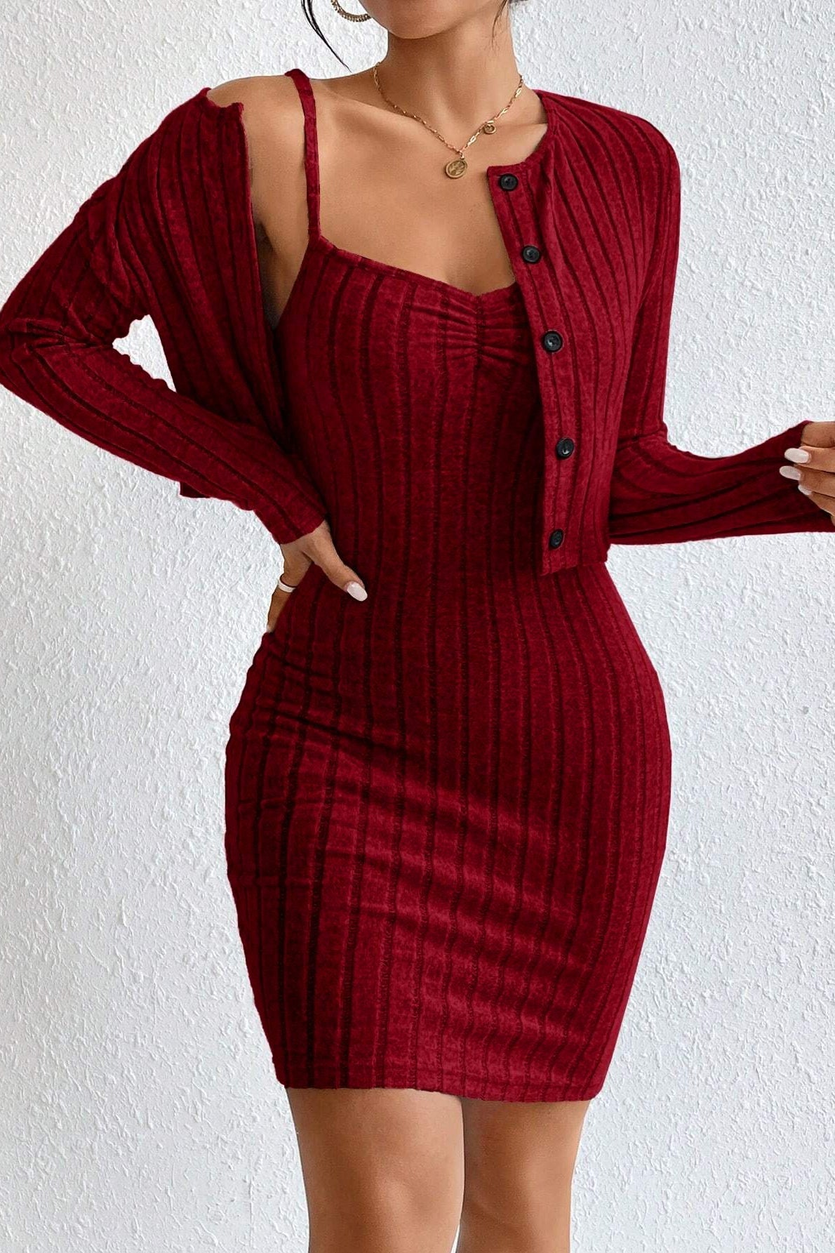 Elegante conjunto de dos piezas: cárdigan corto y vestido ceñido.