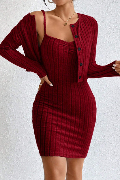 Elegante conjunto de dos piezas: cárdigan corto y vestido ceñido.