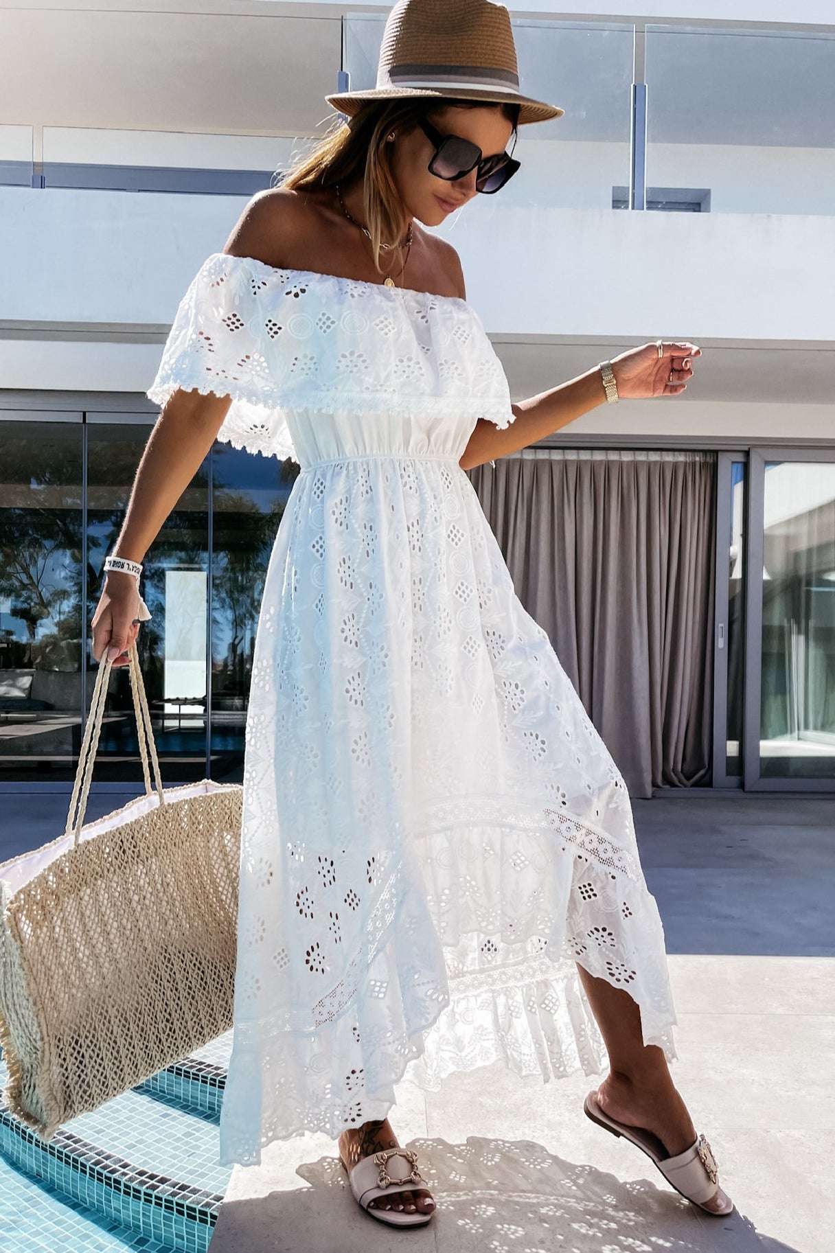 Vestido largo bohemio de encaje con hombros descubiertos