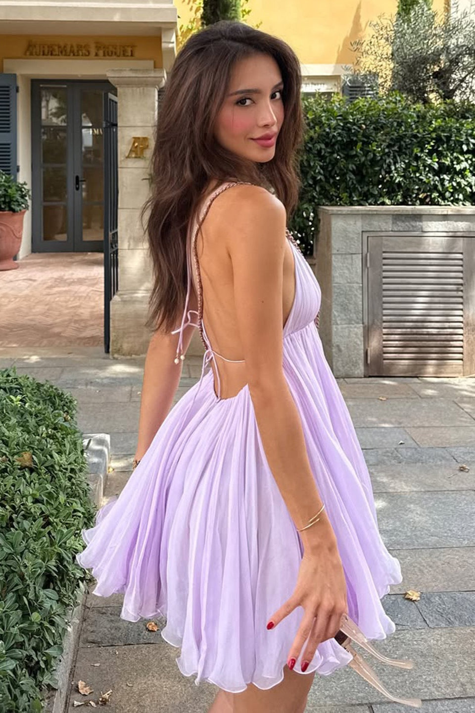 Minivestido con volantes de corte A con cuello de pico y cordones sexy