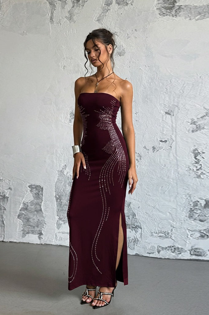 Vestido largo sin tirantes y hombros descubiertos con pedrería