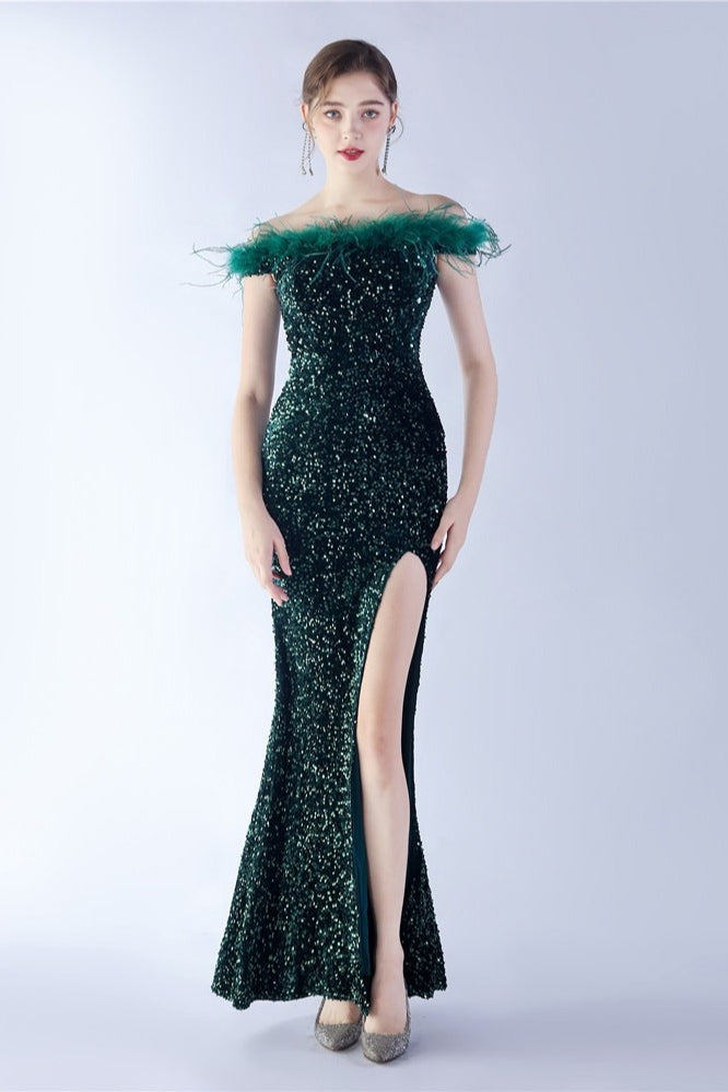Vestido formal de terciopelo con lentejuelas y plumas de avestruz, con hombros descubiertos
