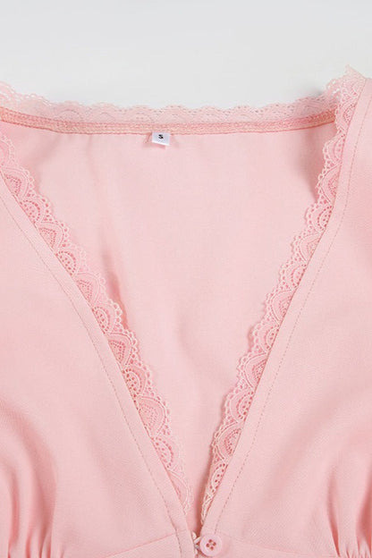 Blusa de encaje con retales, cuello de pico y mangas abullonadas