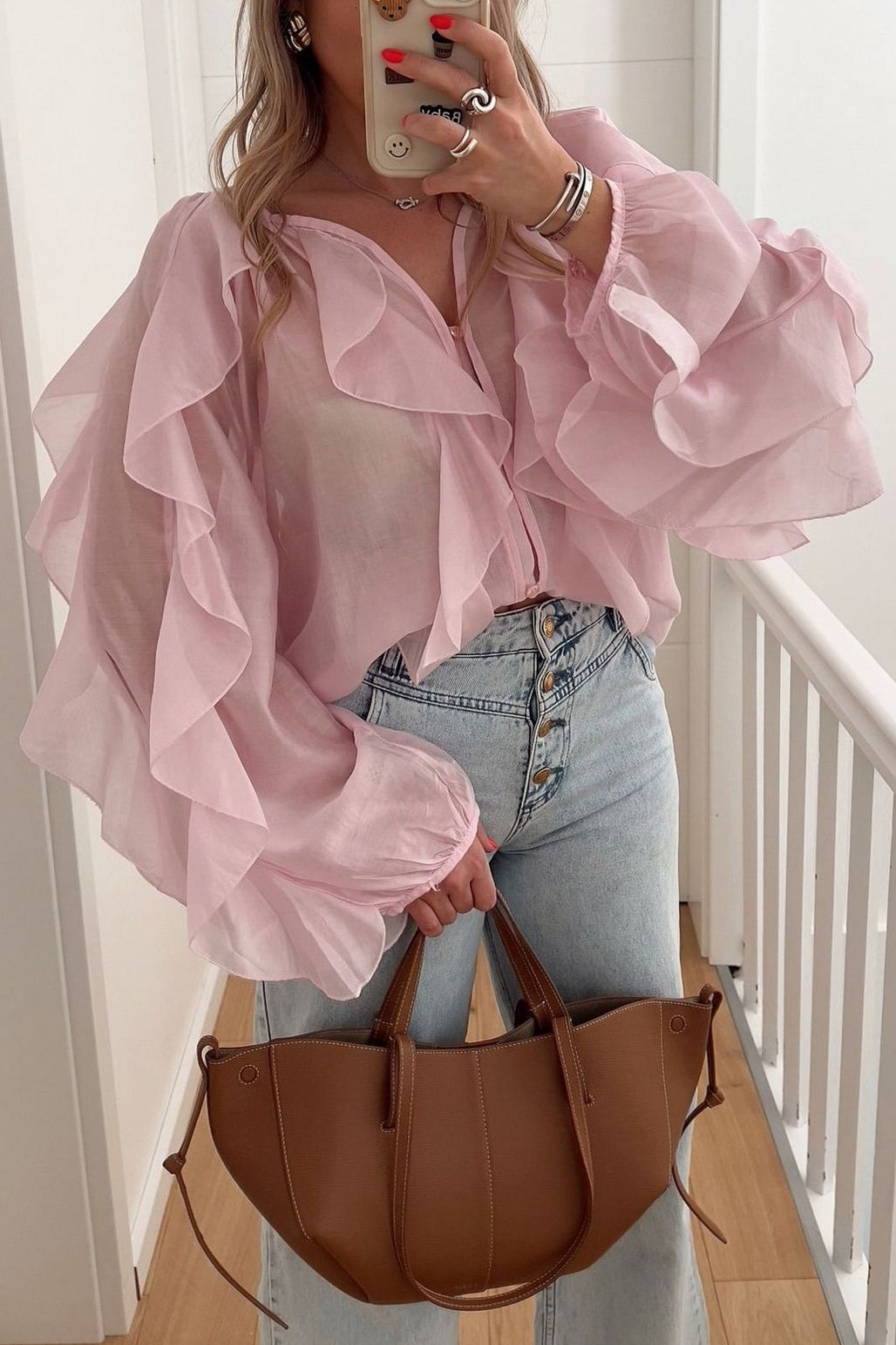 Blusa de moda con cuello en V y volantes para ir a la oficina