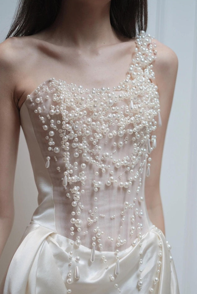 Vestido de fiesta de satén sin tirantes con perlas pesadas