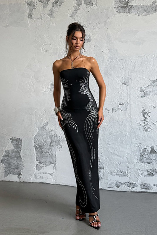 Vestido largo sin tirantes y hombros descubiertos con pedrería