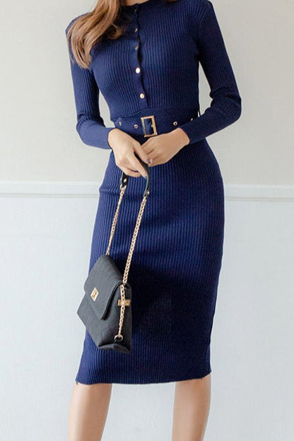 Vestido ceñido de punto con botones en la parte delantera