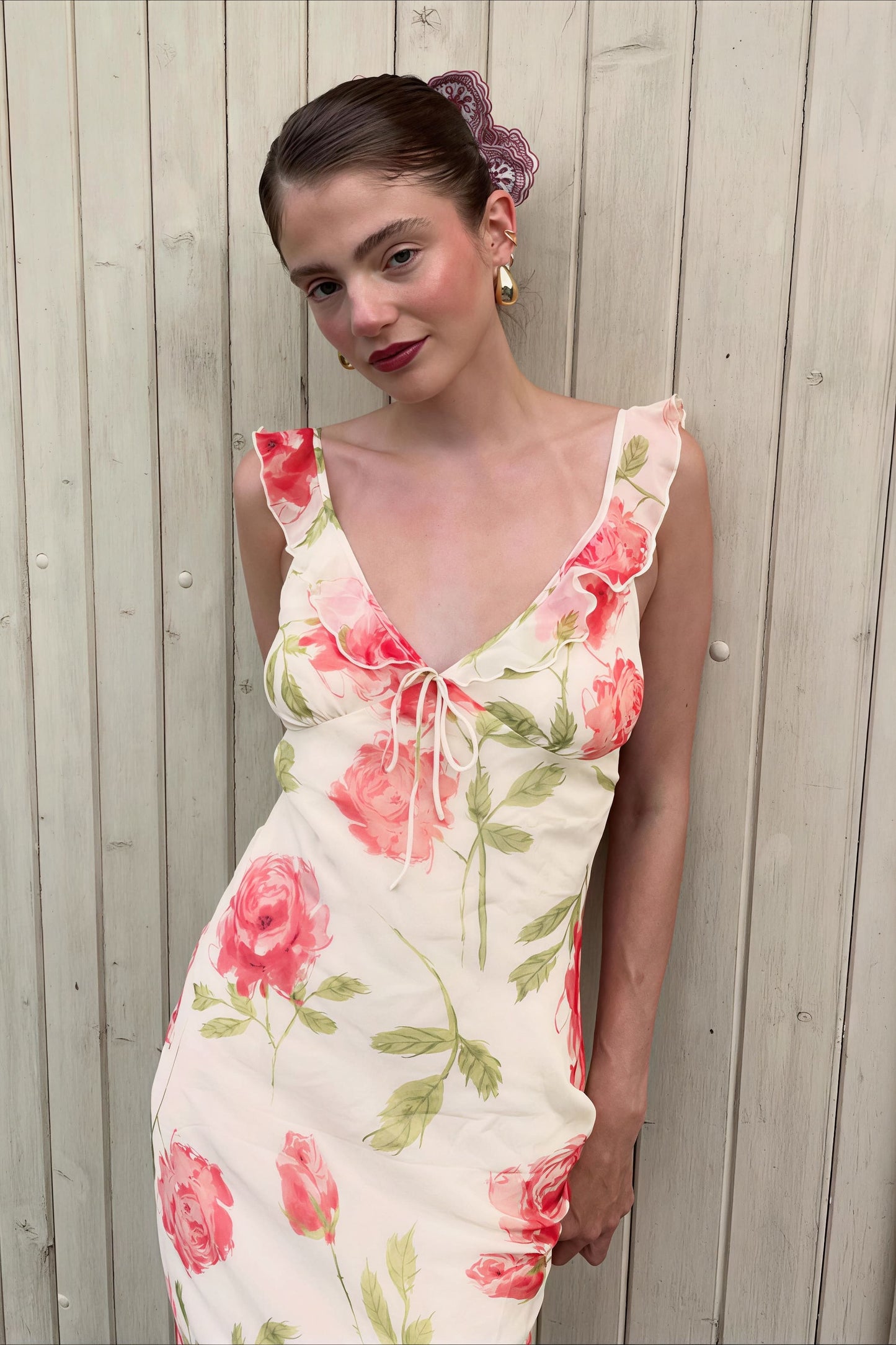 Vestido midi con cuello en V de malla y estampado floral