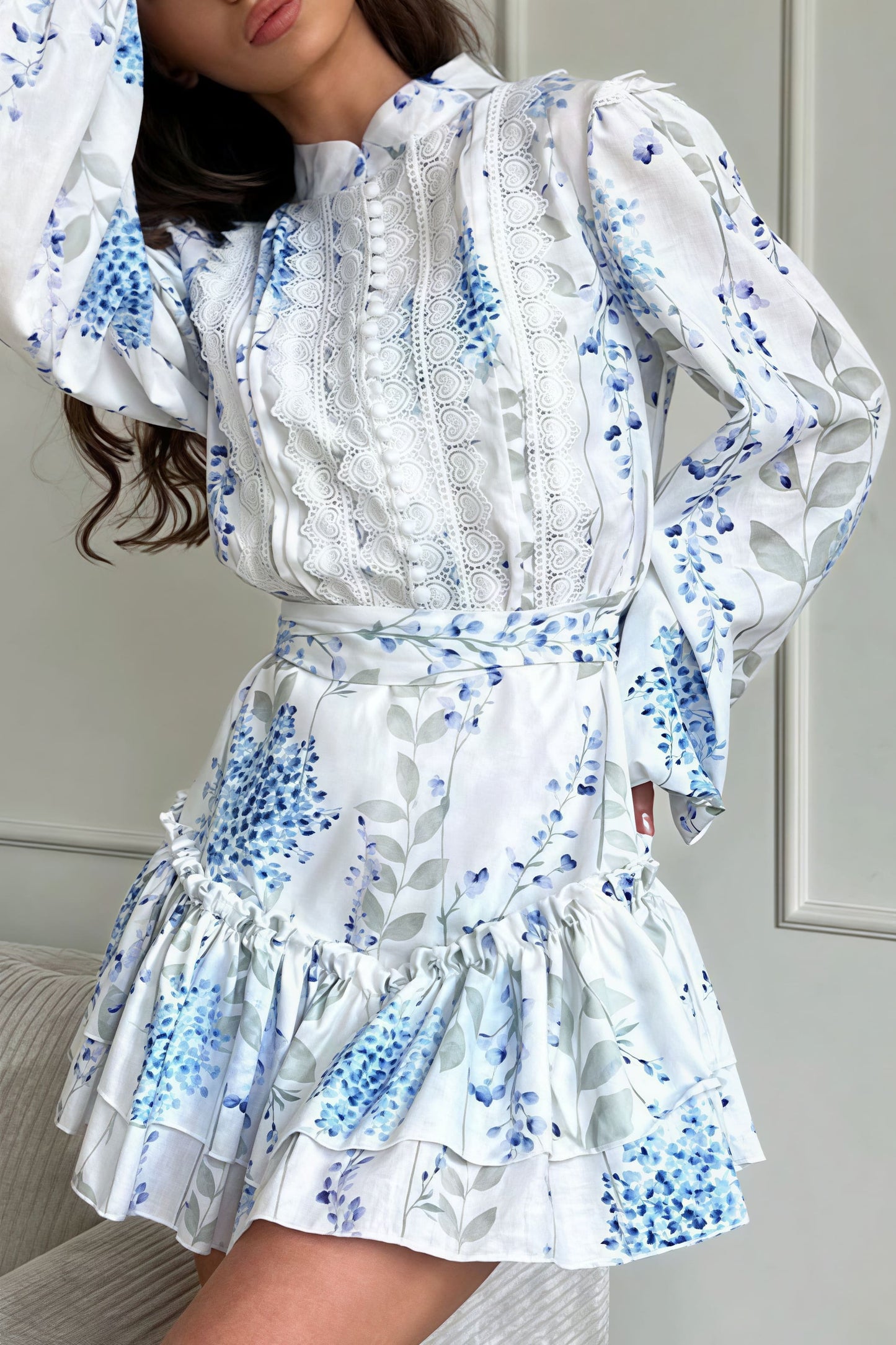 Vestido largo floral con cuello alto, mangas abullonadas y volantes