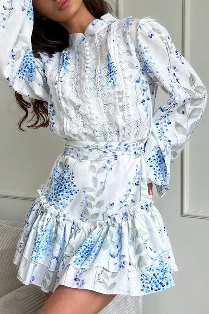 Vestido largo floral con cuello alto, mangas abullonadas y volantes