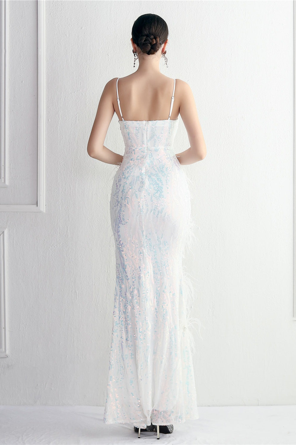 Vestido de noche ajustado con intrincados abalorios