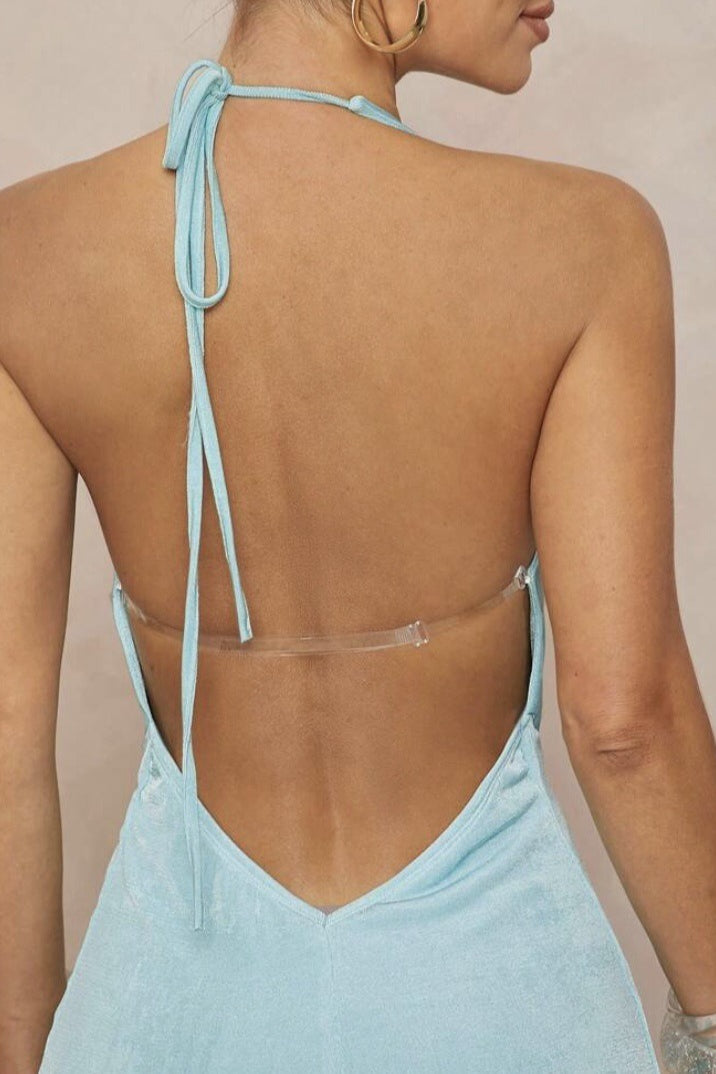 Vestido maxi sin espalda con cuello halter en V profundo y fruncido con adornos metálicos