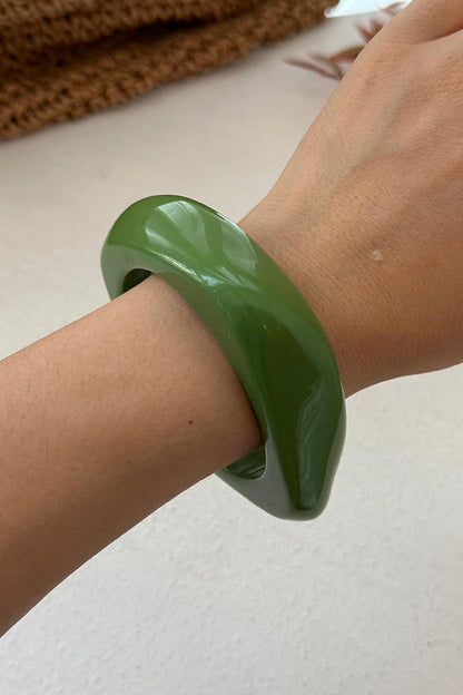 Stylish and Minimalist Geometric Dyed Acrylic Bracelet