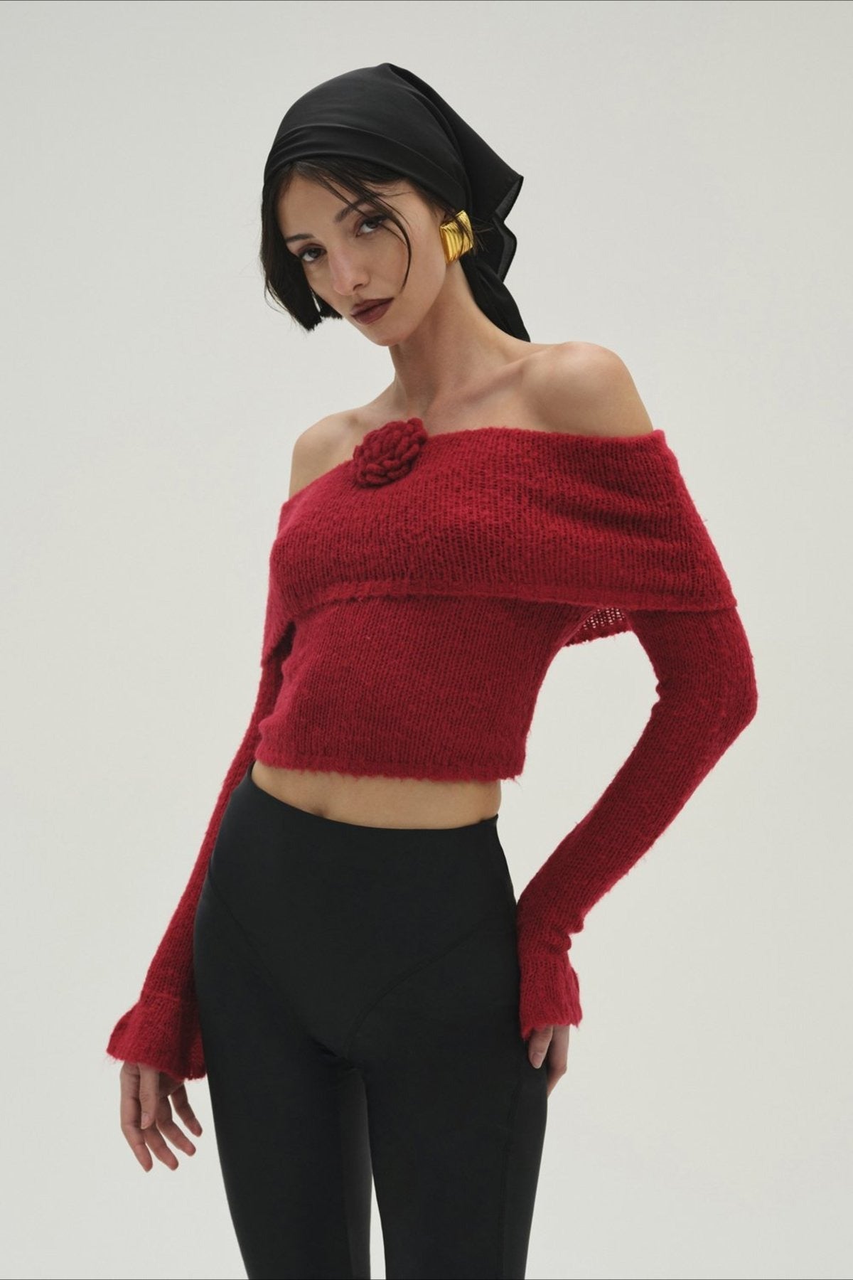 Camiseta de punto ajustada de manga larga con hombros descubiertos y detalles florales en 3D