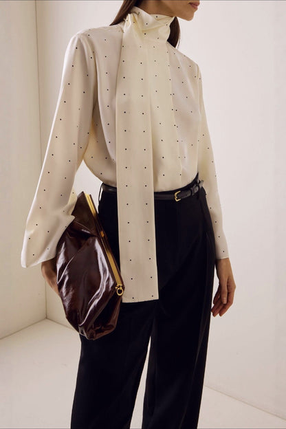 Blusa suelta de lunares con lazo