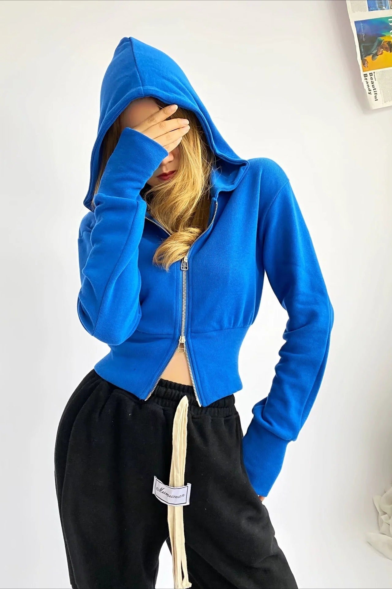 Sudadera con capucha corta, doble cremallera y corte ajustado