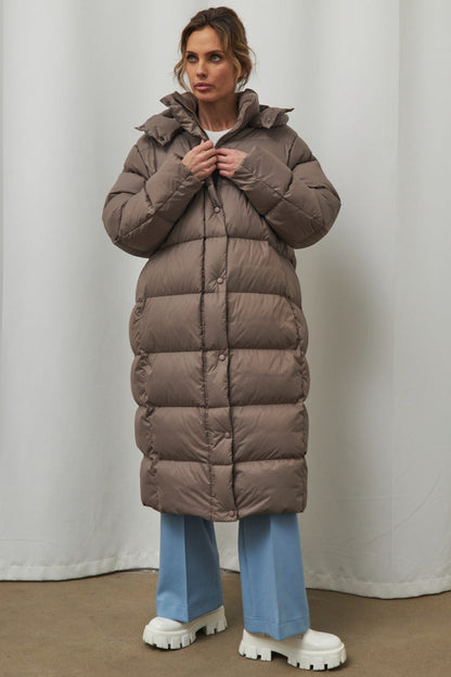 Chaqueta plumas extralarga con capucha