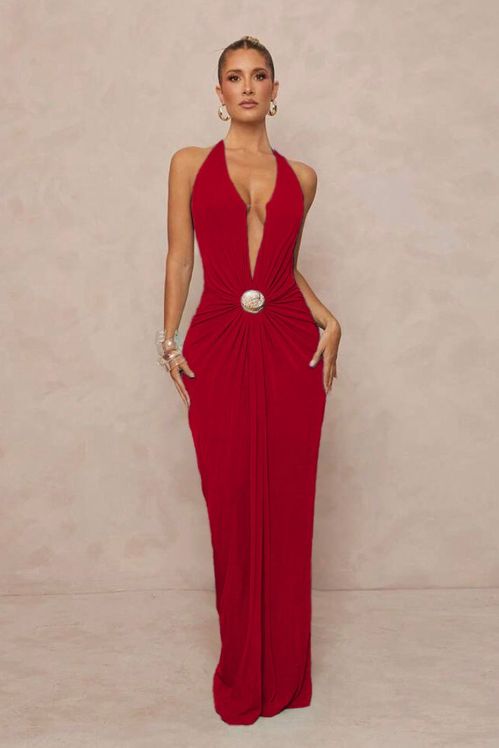Vestido maxi sin espalda con cuello halter en V profundo y fruncido con adornos metálicos