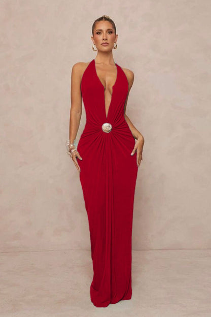 Vestido maxi sin espalda con cuello halter en V profundo y fruncido con adornos metálicos