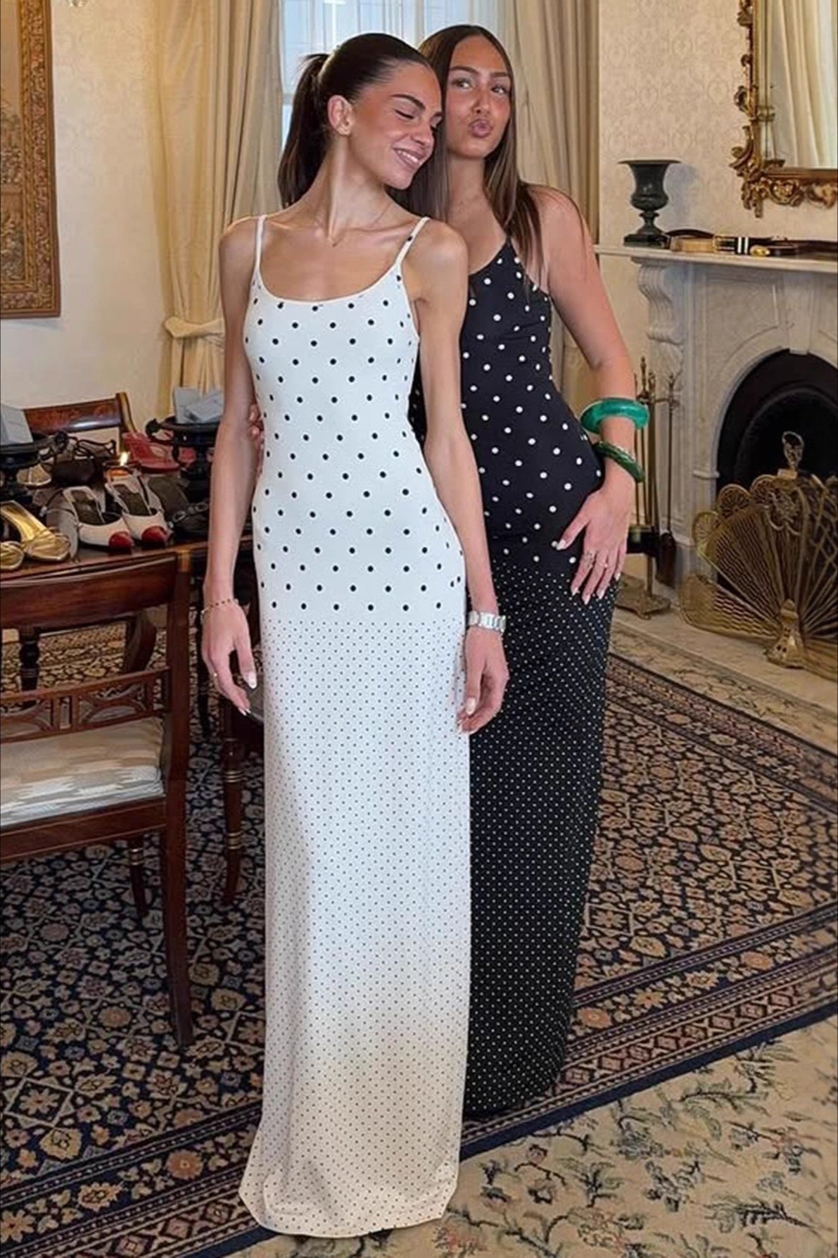Vestido largo ajustado de lunares con tirantes