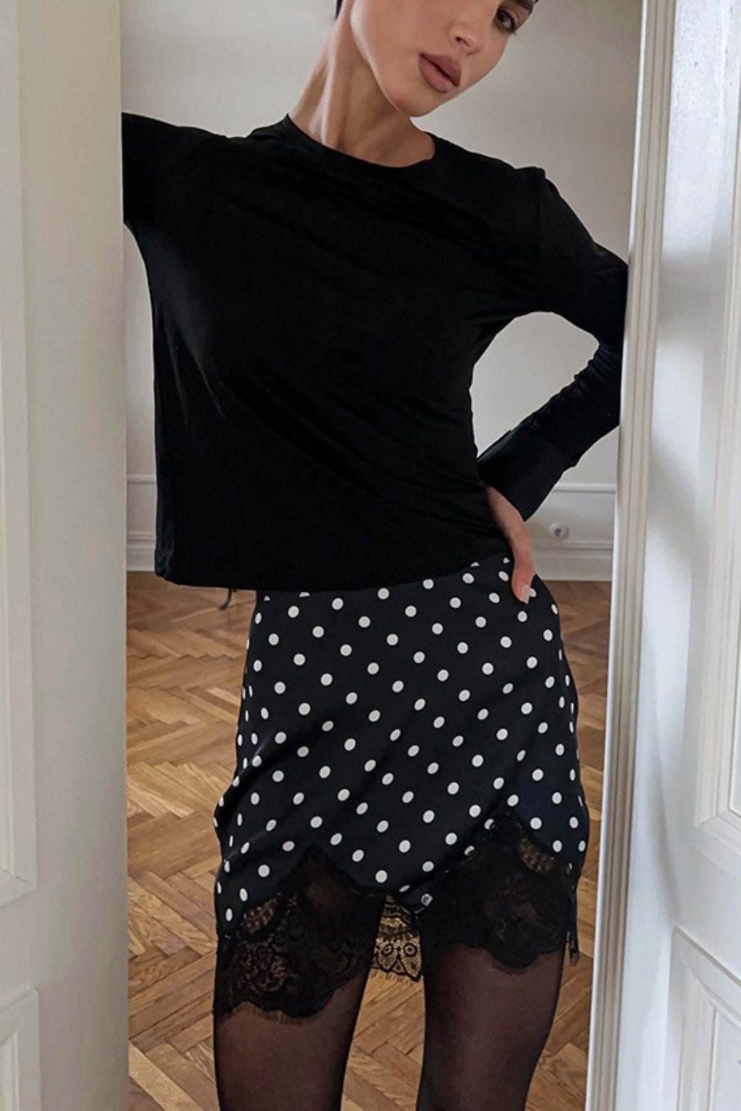 Falda con vuelo de encaje y lunares
