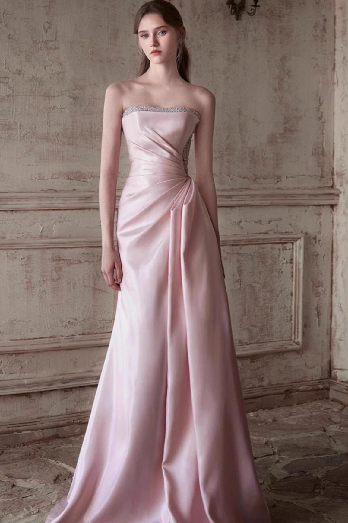 Vestido de noche rosa sin tirantes, elegante, que estiliza la cintura