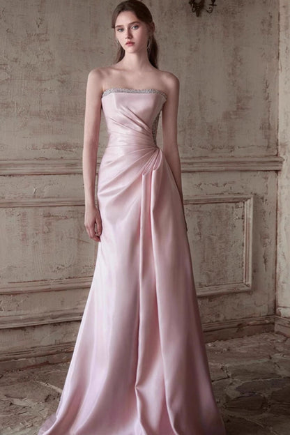 Vestido de noche rosa sin tirantes, elegante, que estiliza la cintura