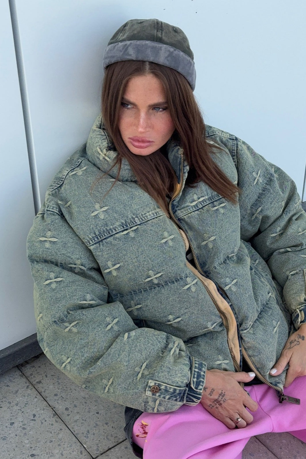 Chaqueta acolchada con bordado de cruz y efecto desgastado vintage